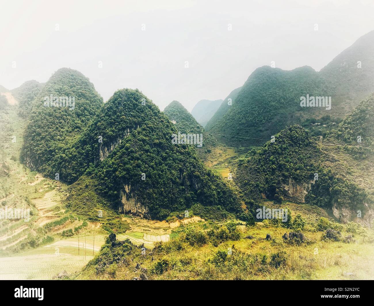 Nebligen Berge im Norden von Vietnam Ha Giang Stockfoto