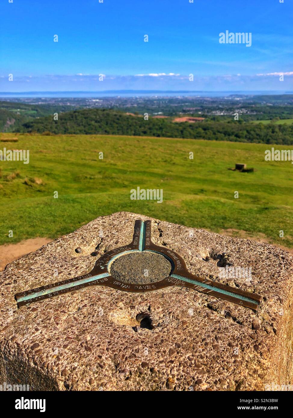 Trigonometrischer Punkt auf dem Garth Mountain, South Wales in Cardiff und dem Bristol Channel. Stockfoto