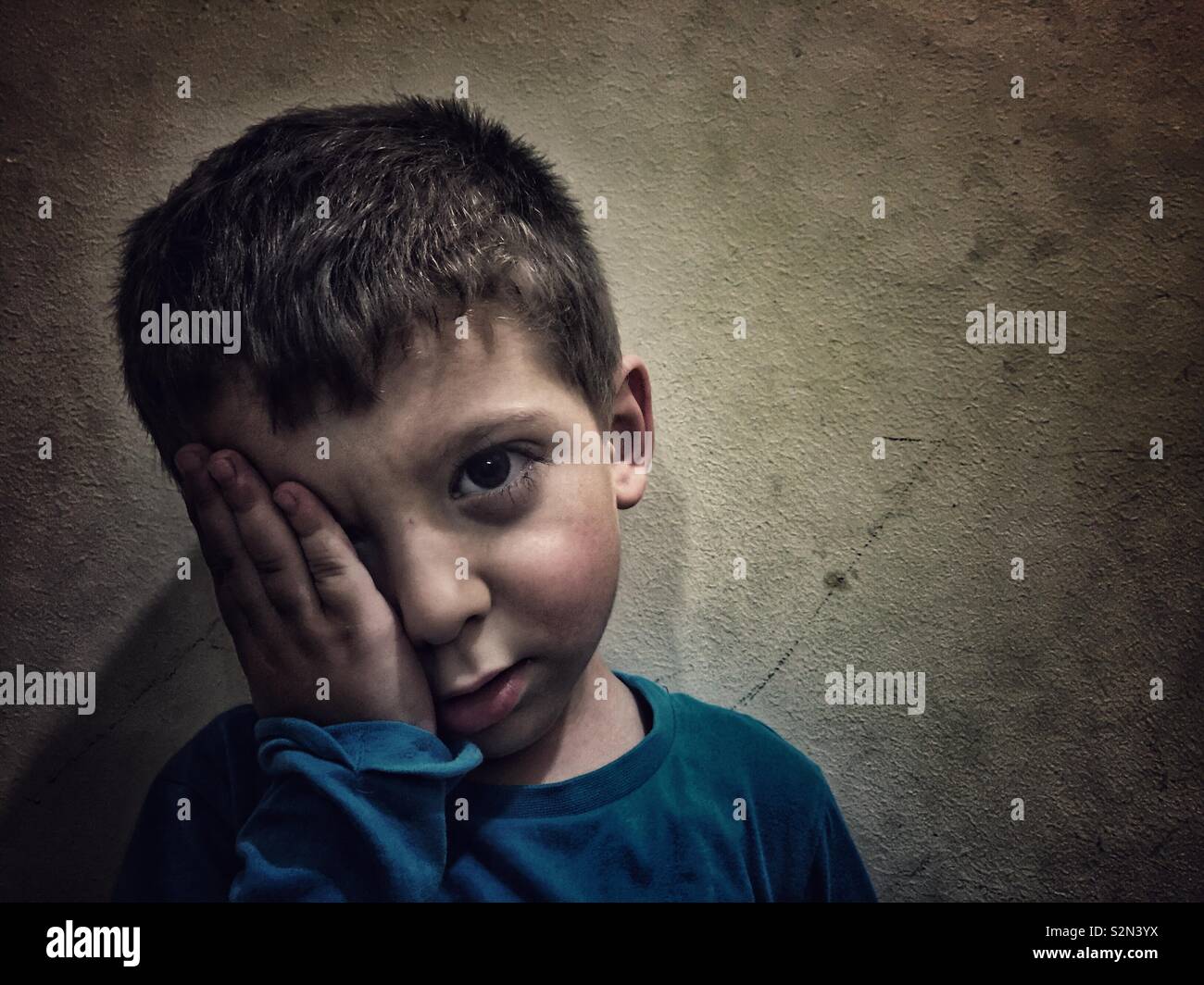 Traurige junge Hand, Auge an Kamera suchen Stockfoto