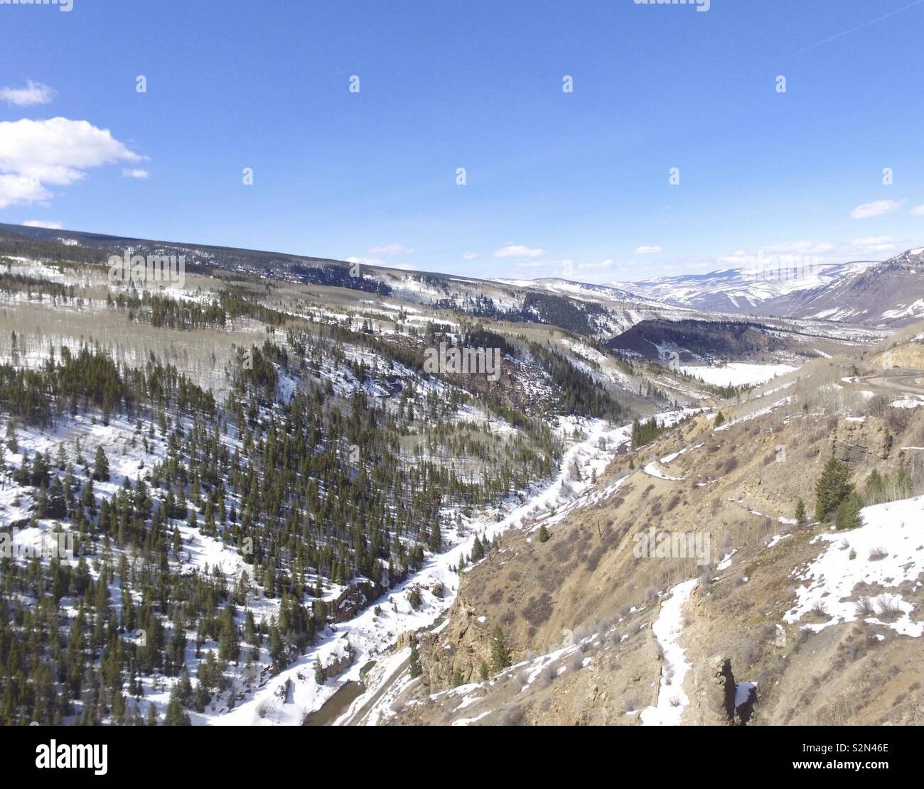 Eine schöne drone Bild von einem Tal in den Rocky Mountains. Stockfoto
