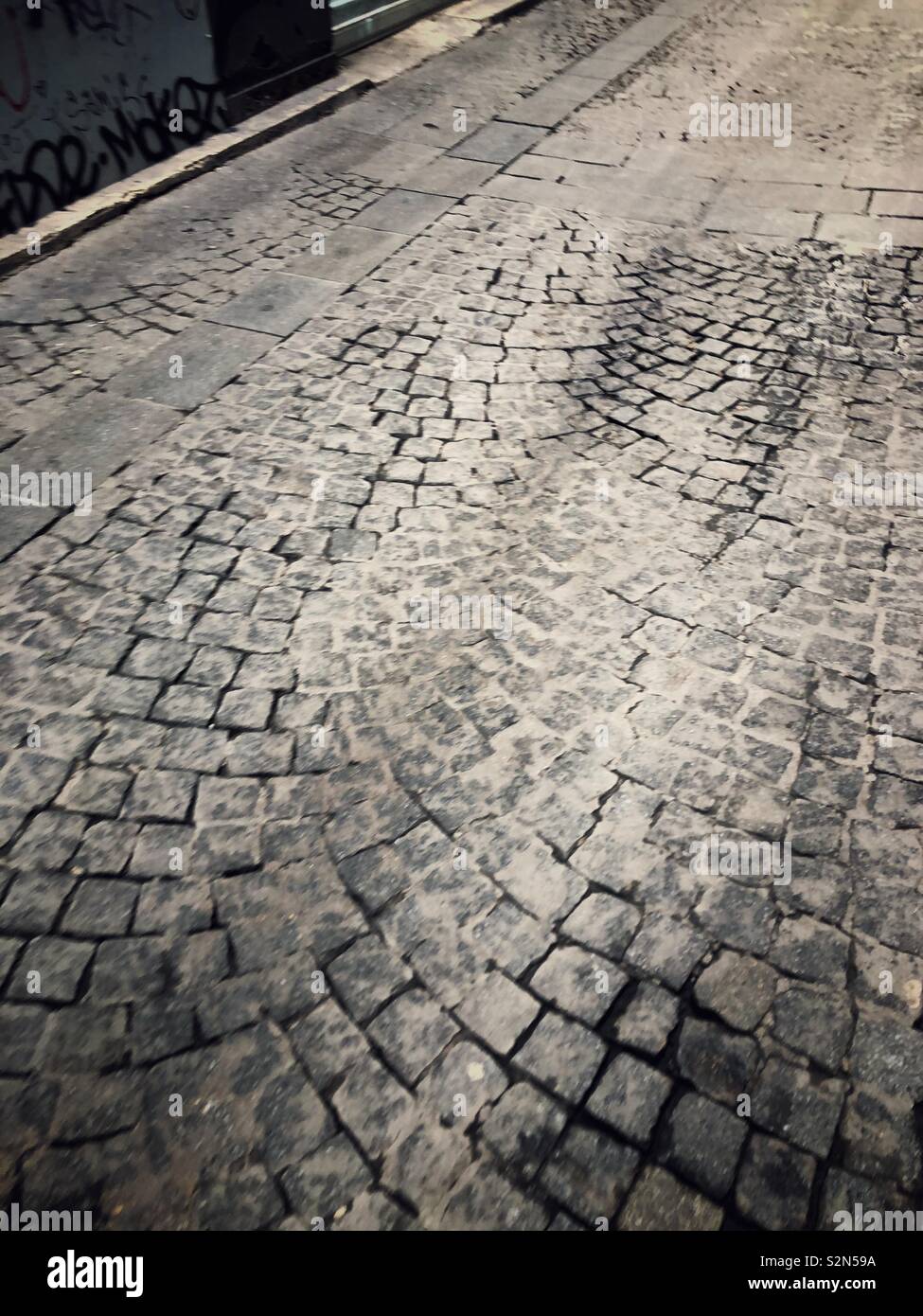Straße mit Kopfsteinpflaster in Paris - Smartphone-aufgenommenes Stockfoto