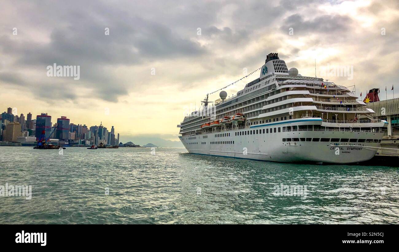 Großes Kreuzfahrtschiff in Hong Kong Stockfoto