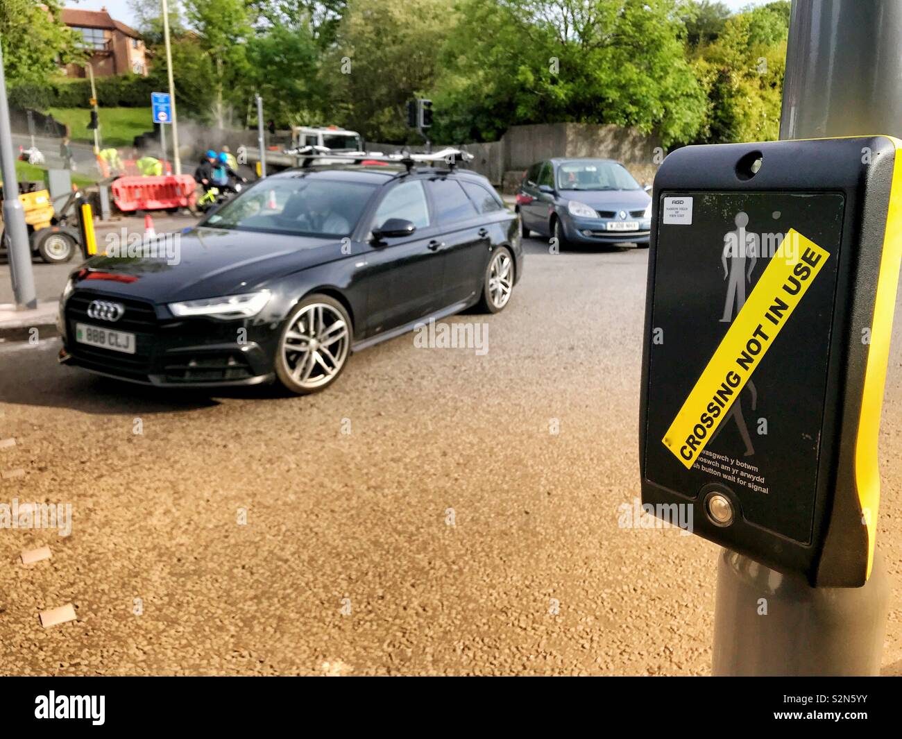 In der Nähe der neuen Fußgängerzone noch nicht überschreiten, mit Autos vorbei im Hintergrund - Smartphone-aufgenommenes Stockfoto