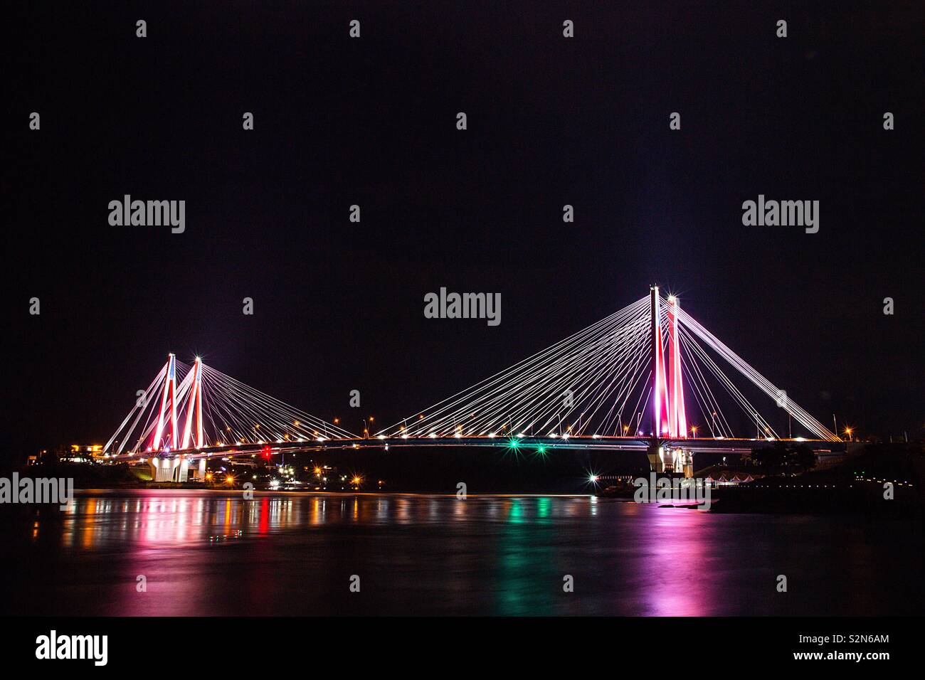 Leuchtende nacht Brücke an jindo Island, Südkorea Stockfoto