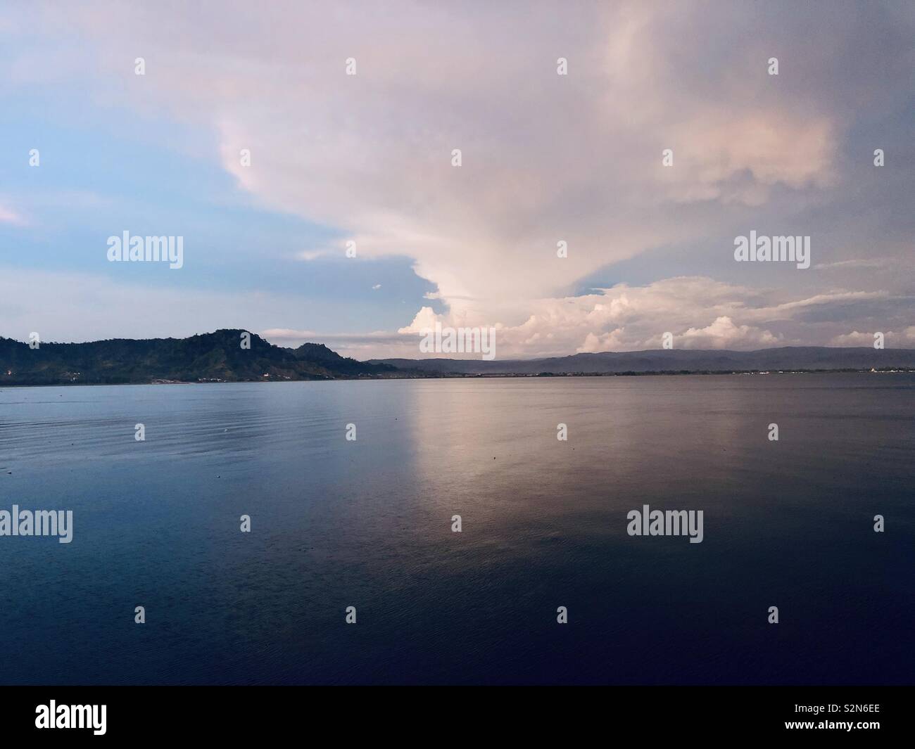 Lake Lanao ist einer der 15 ältesten See der Welt - Smartphone-aufgenommenes Stockfoto
