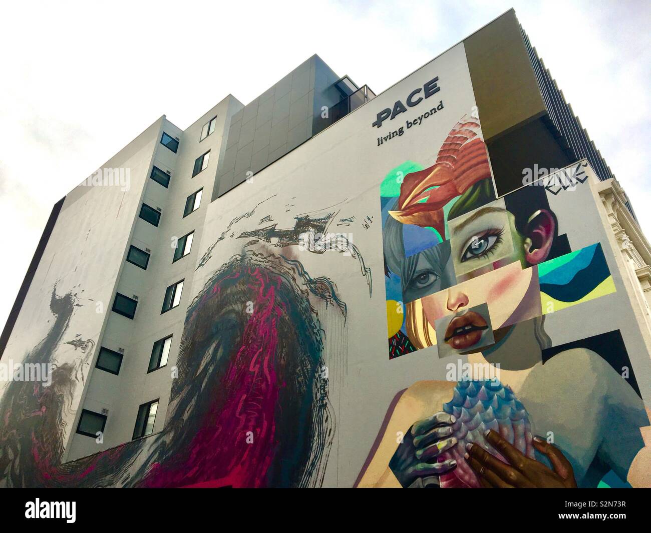 High Rise Apartments mit street art Wandbild - Smartphone-aufgenommenes Stockfoto