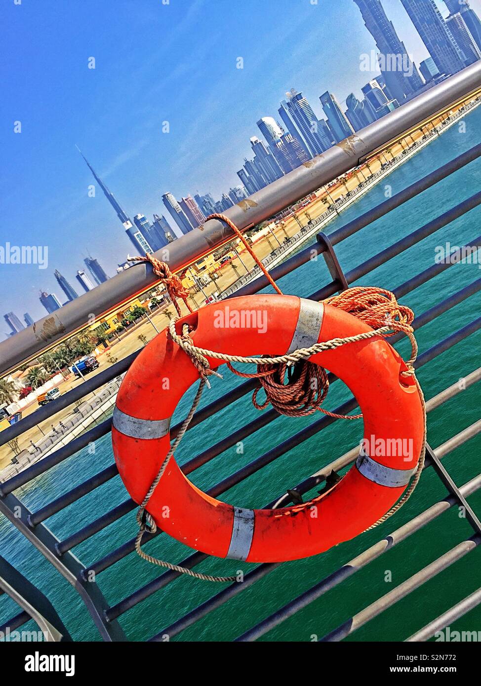 Bild aufgenommen von Burj Khalifa Tower und Dubai Küstenlinie vom Glück Bridge Dubai Canal in meinem Dubai Stockfoto