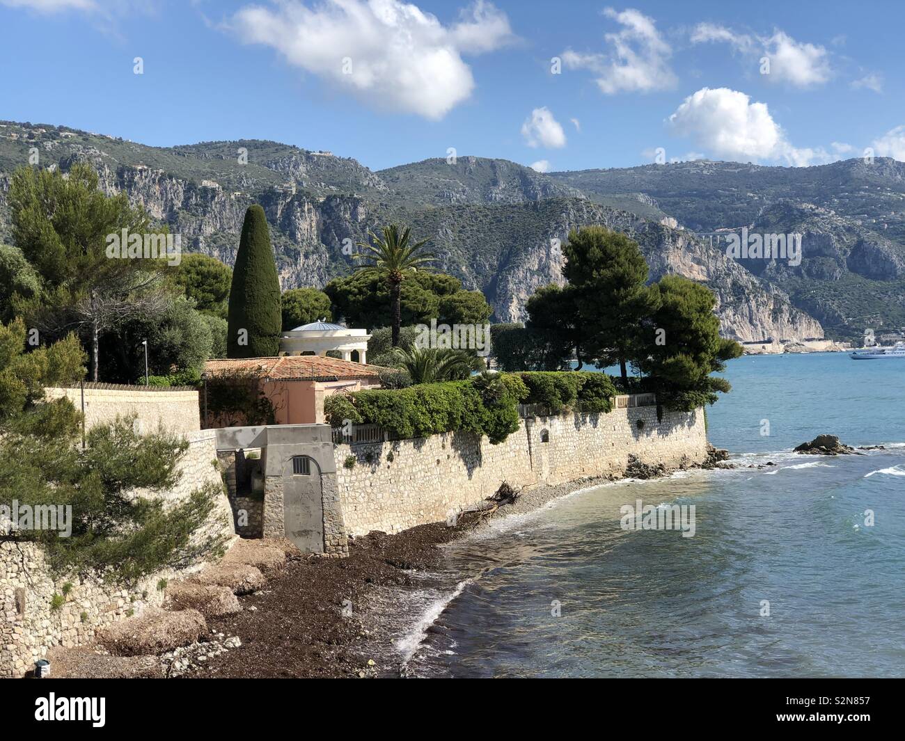 Schönen Küstenabschnitt auf Cap Ferrat Frankreich suchen, Richtung Beaulieu-sur-Mer mit Villen exotische Gemüse tans Berge. - Smartphone-aufgenommenes Stockfoto