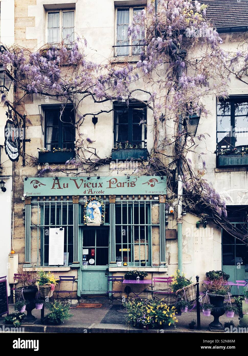 Gemütliche Ecke in Paris. - Smartphone-aufgenommenes Stockfoto