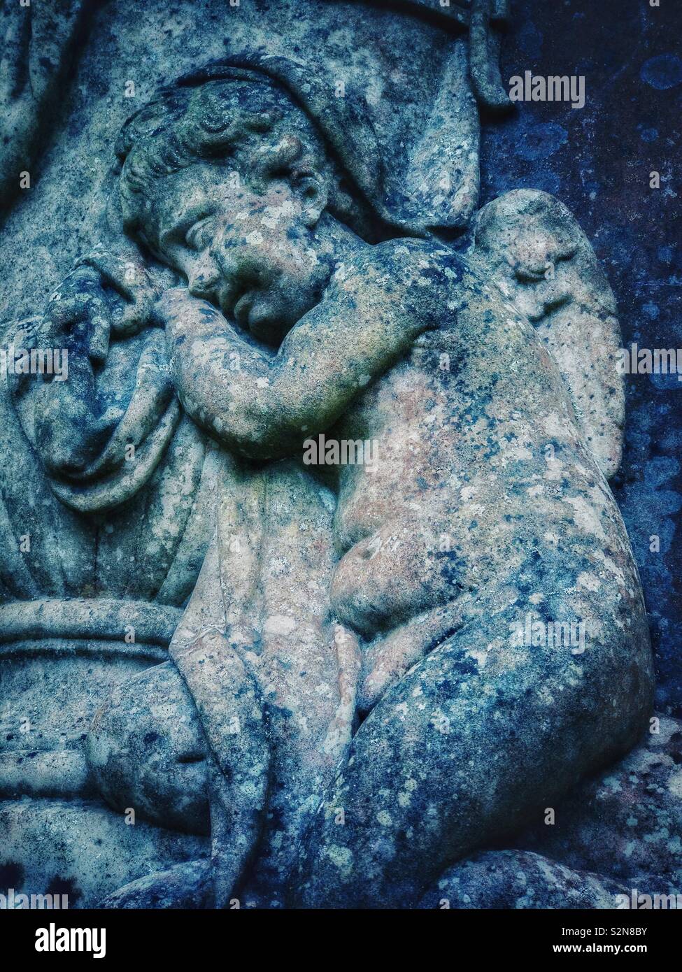 Cherub Skulptur auf alten Grabstein. Stockfoto