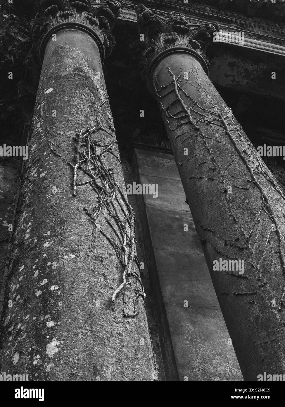 Alte steinerne Säulen am Grab. Stockfoto