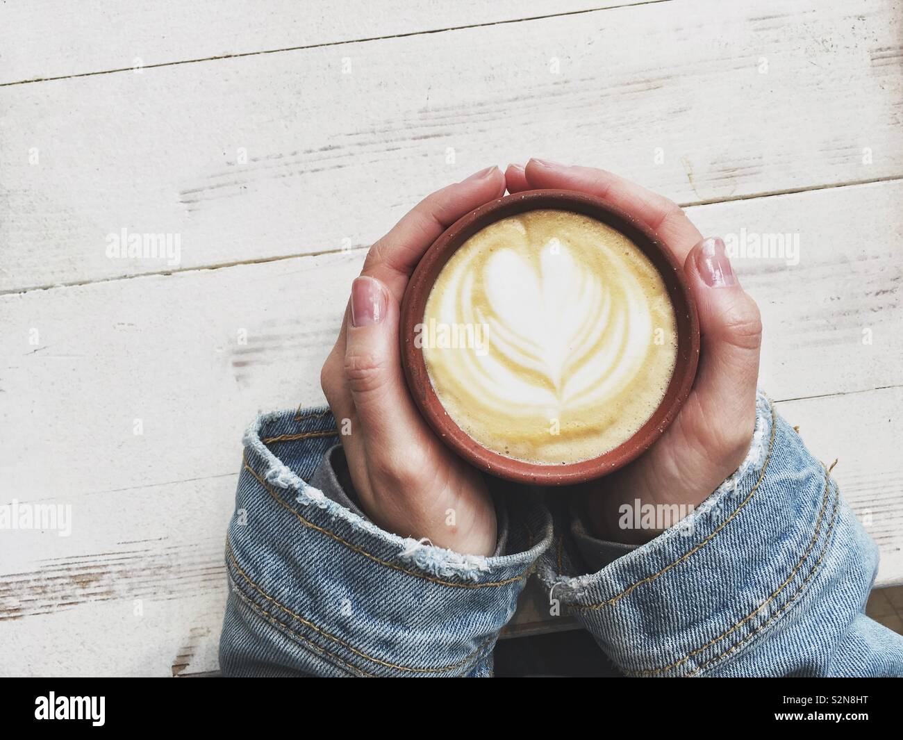 Mit einer Tasse Kaffee. Kopieren Sie Platz auf einem Tisch. - Smartphone-aufgenommenes Stockfoto