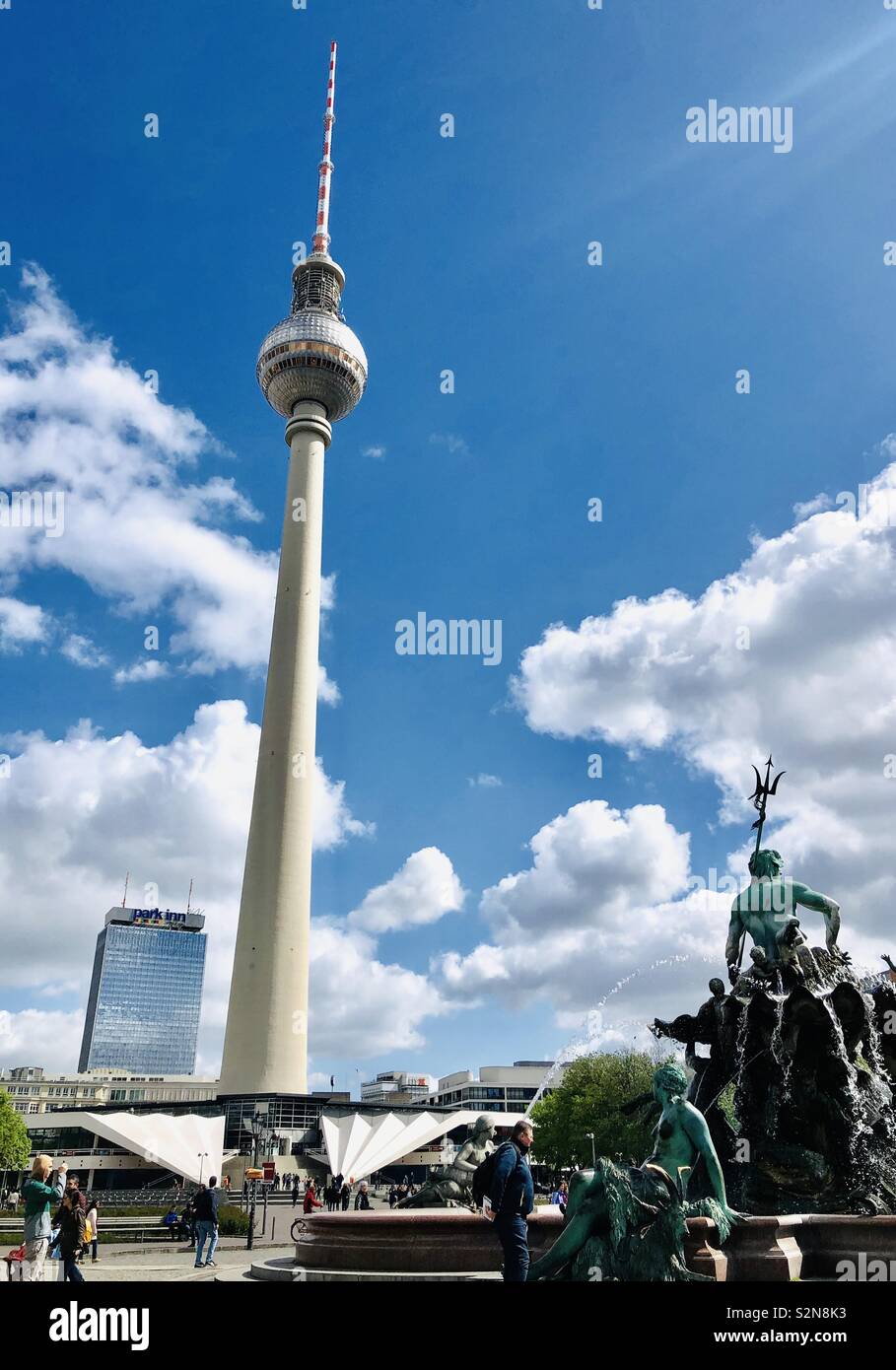 Tv Tower mit Brunnen im Vordergrund, Berlin Stockfoto