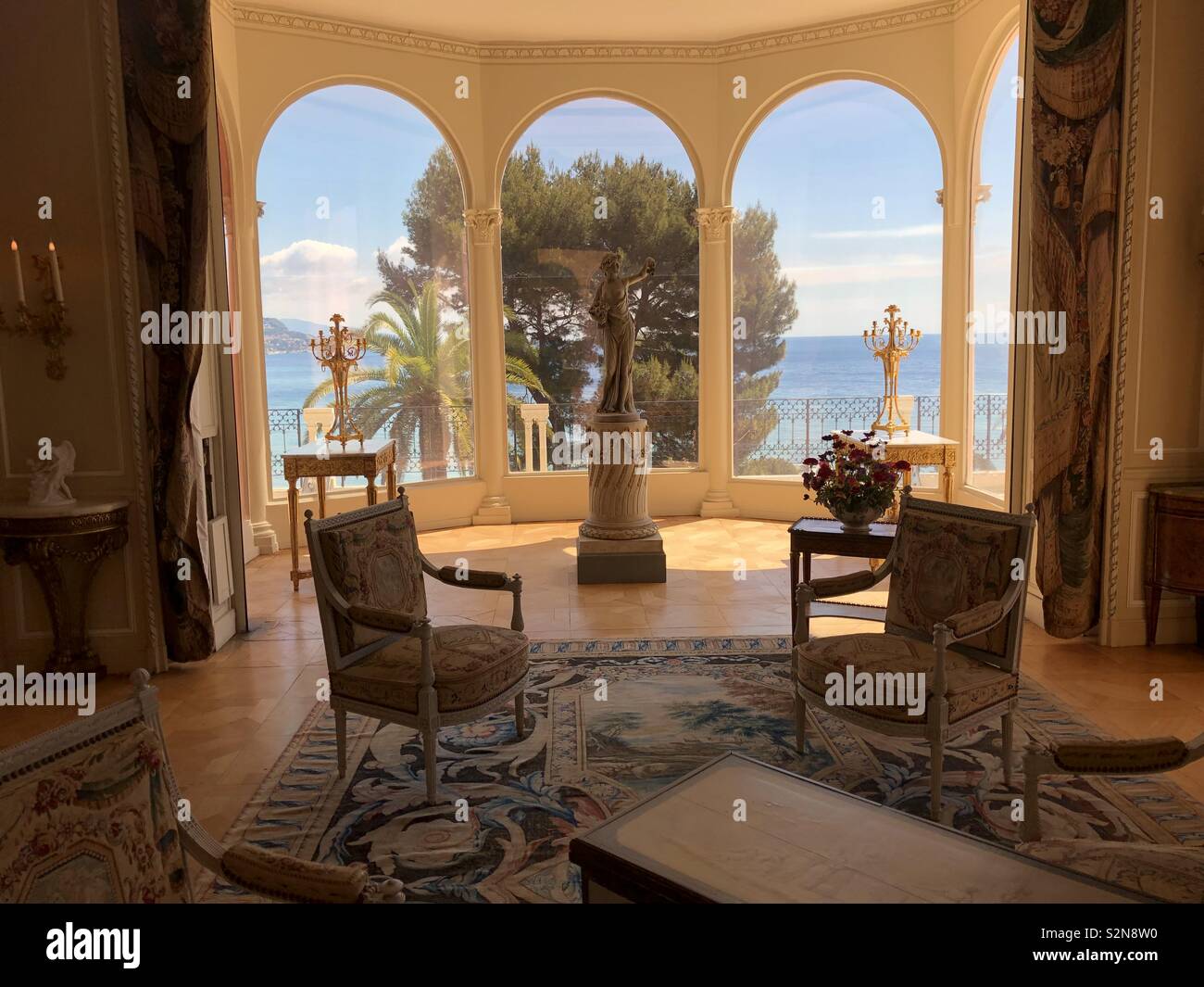 Das Wohnzimmer in der Villa Ephrussi, Cap Ferrat, mit Blick in die mediterranen und exotischen Vegetation. - Smartphone-aufgenommenes Stockfoto
