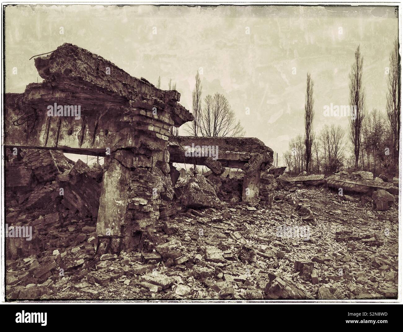 Retro Effekt Bild, das zeigt, was bleibt der berüchtigten Gaskammern auf dem Nazi Auschwitz II-Birkenau Concentration Camp. Von den Nazis kurz vor der Befreiung durch sowjetische Truppen 1945 zerstört. Stockfoto