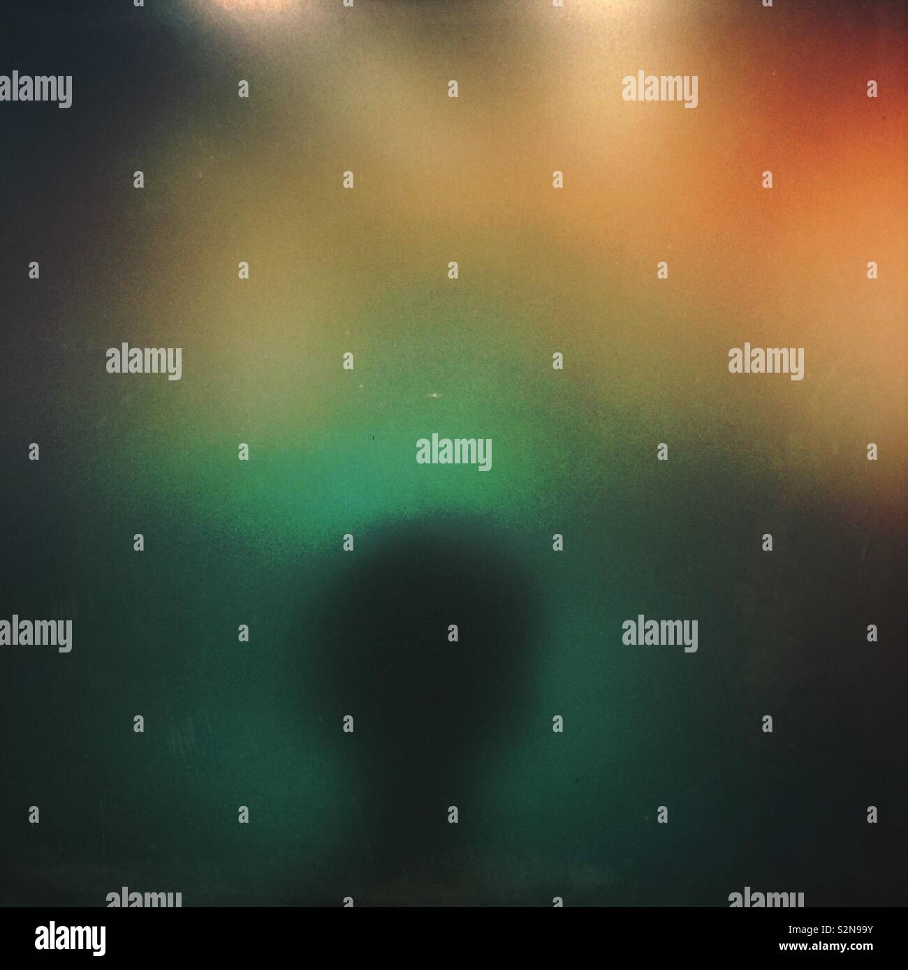 Eine Silhouette Kopfform in einer Nacht Fenster Stockfoto