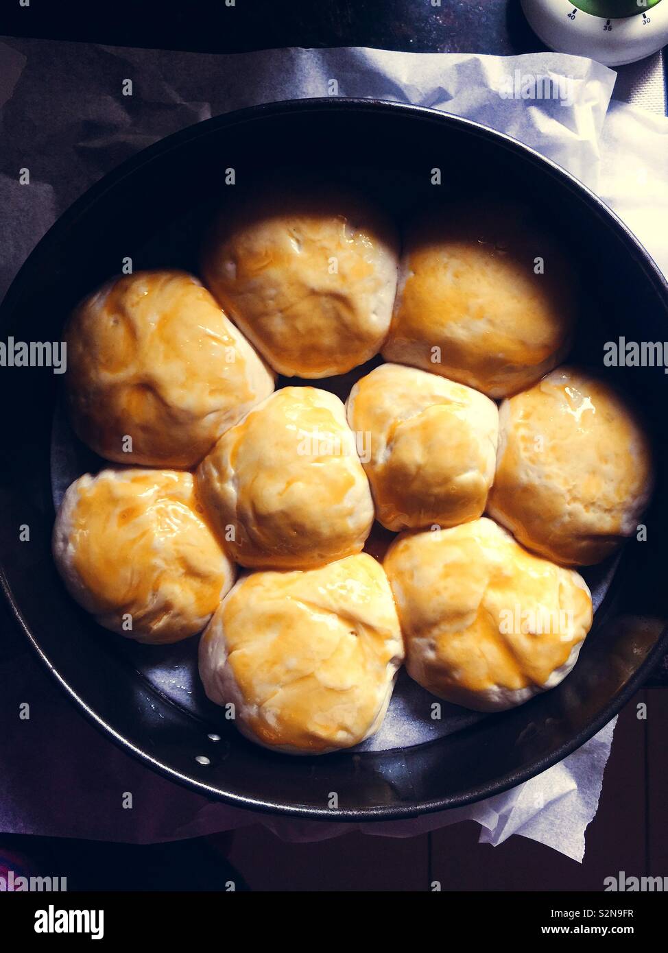 Abendessen Brötchen glasiert mit Eigelb bereit für Backen - Smartphone-aufgenommenes Stockfoto