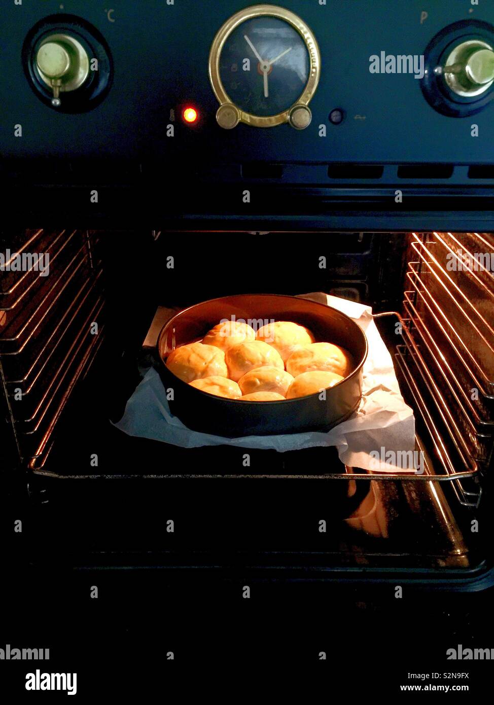 Abendessen Brötchen bereit für Backen. - Smartphone-aufgenommenes Stockfoto
