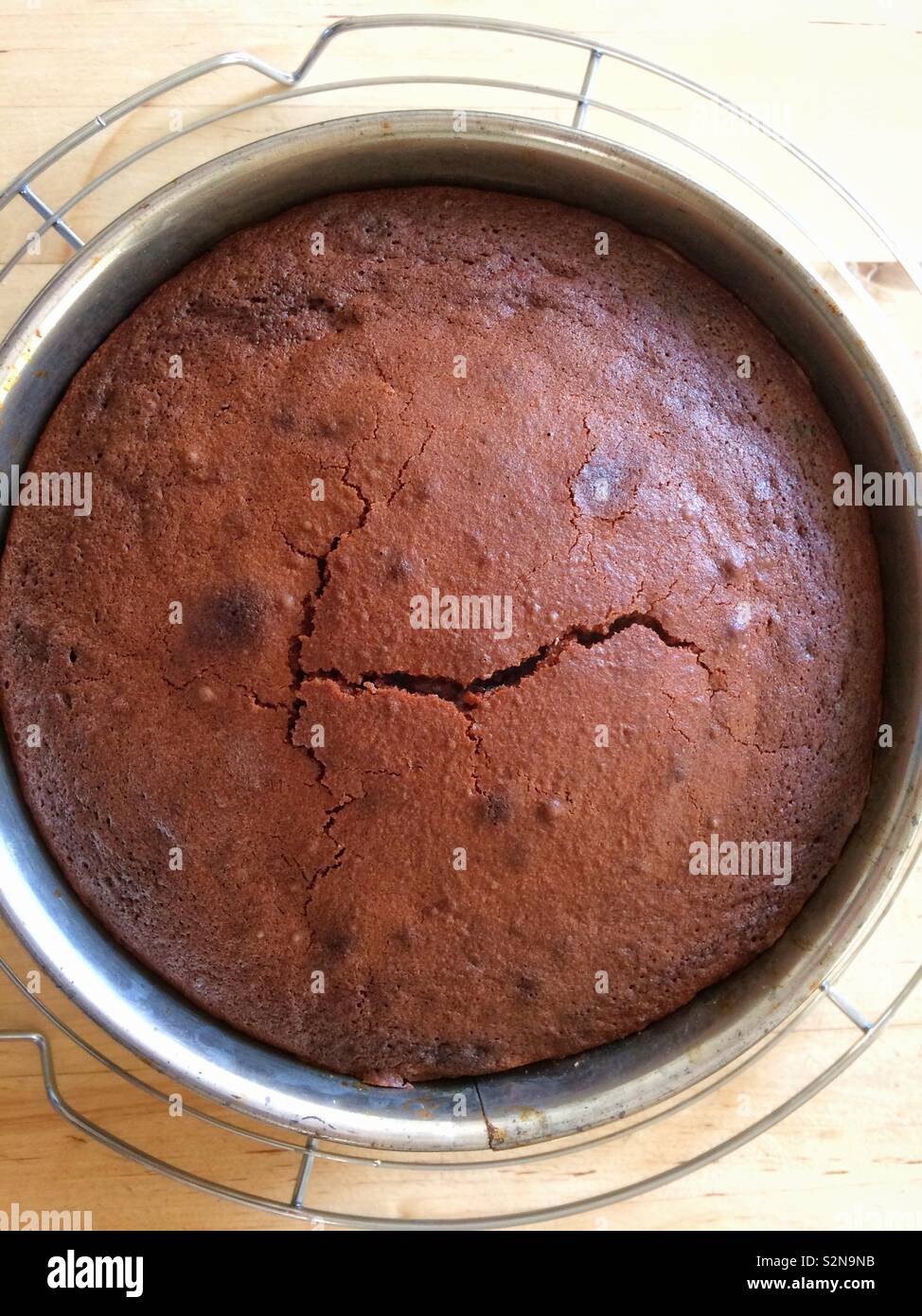 Schokolade & stout Kuchen mit einem Gesicht auf sie - Smartphone-aufgenommenes Stockfoto