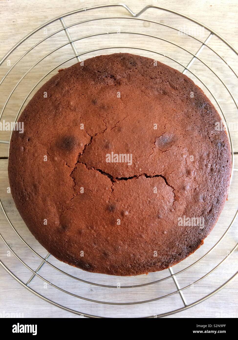 Schokolade & stout Kuchen mit einem schiefen Gesicht - Smartphone-aufgenommenes Stockfoto