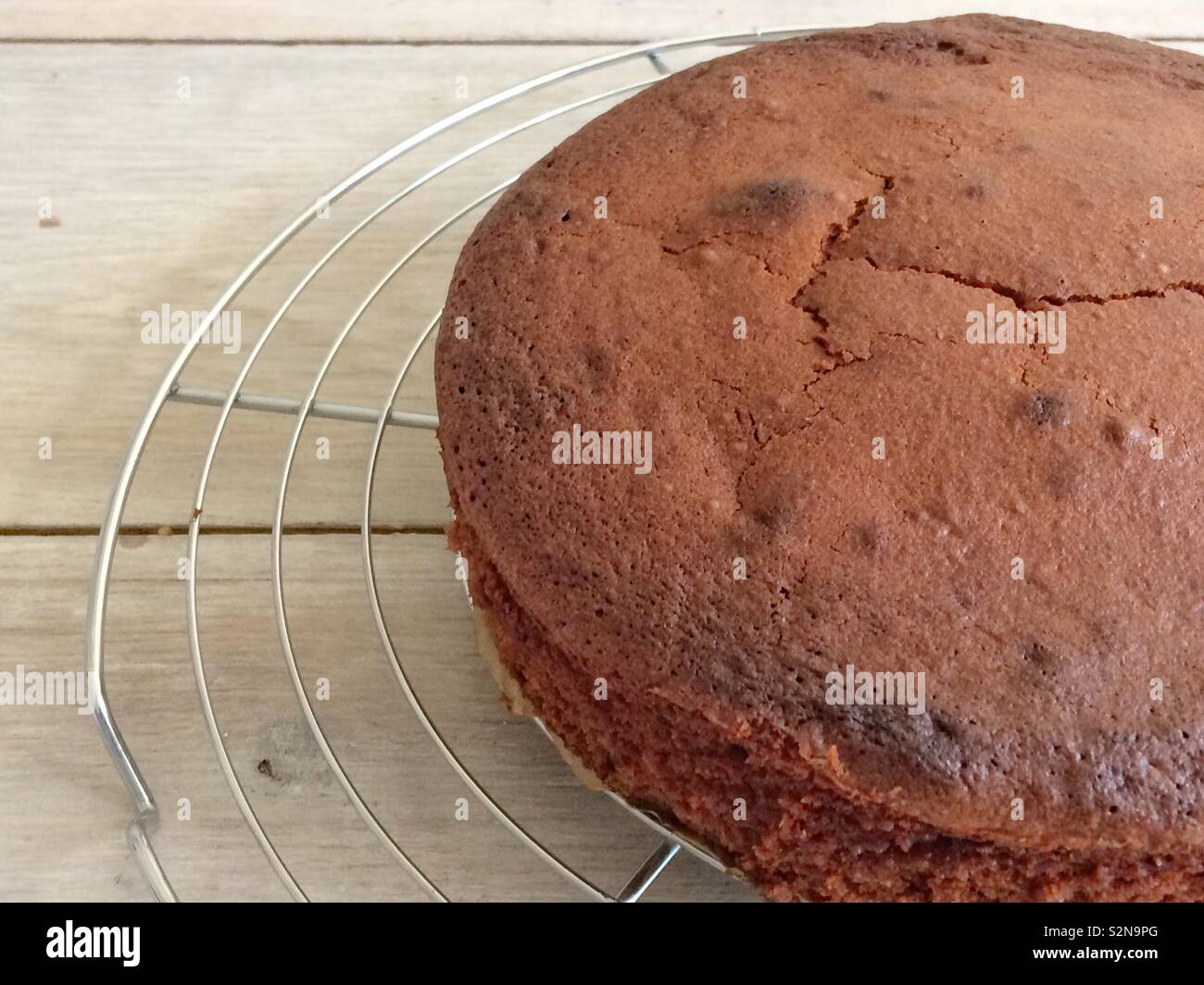 Schokolade & stout Kuchen auf einem Rack - Smartphone-aufgenommenes Stockfoto