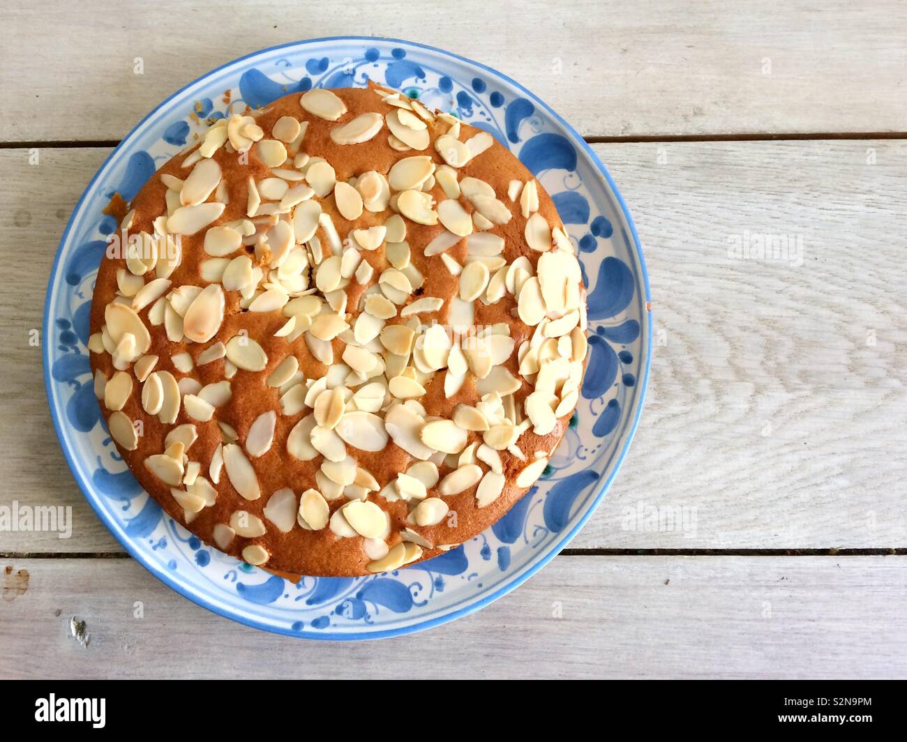 Mandel Kuchen auf einem Tisch - Smartphone-aufgenommenes Stockfoto
