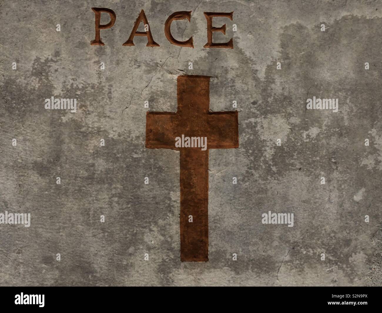 Lateinische Wort PACE (pax - Friede) und das christliche Kreuz Stockfoto