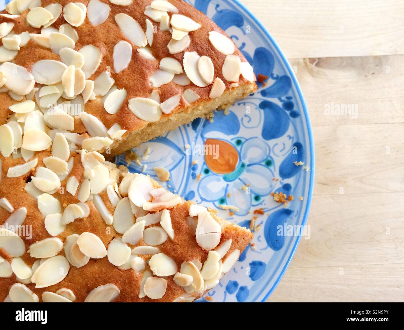 Nahaufnahme von Mandel Kuchen mit einer Scheibe entnommen - Smartphone-aufgenommenes Stockfoto