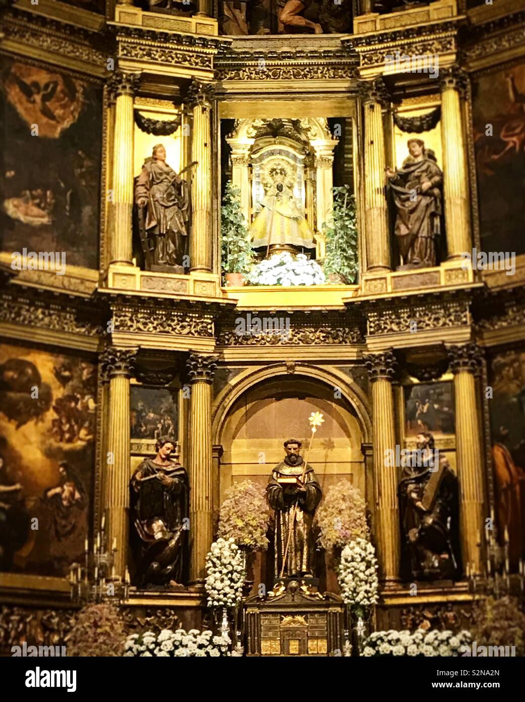 Der Altar der Real Monasterio de Nuestra Señora de Guadalupe de Guadalupe, Caceres, Extremadura, Spanien - Smartphone-aufgenommenes Stockfoto