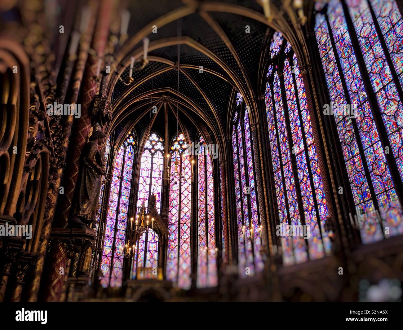 Innenraum der beeindruckenden Sainte Chapelle, eine königliche Kapelle im gotischen Stil, in den mittelalterlichen Palais de la Cité, die Residenz der Könige von Frankreich Stockfoto