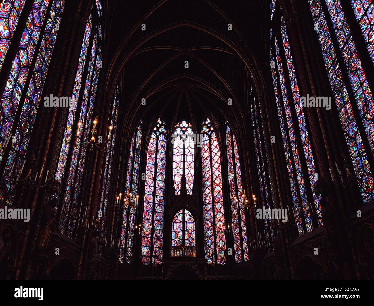 Innenraum der beeindruckenden Sainte Chapelle, eine königliche Kapelle im gotischen Stil, in den mittelalterlichen Palais de la Cité, die Residenz der Könige von Frankreich Stockfoto