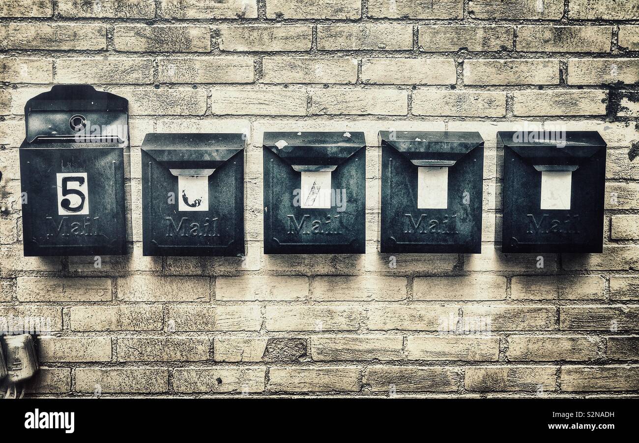 Black Metal Mailboxen auf einer Mauer Stockfoto