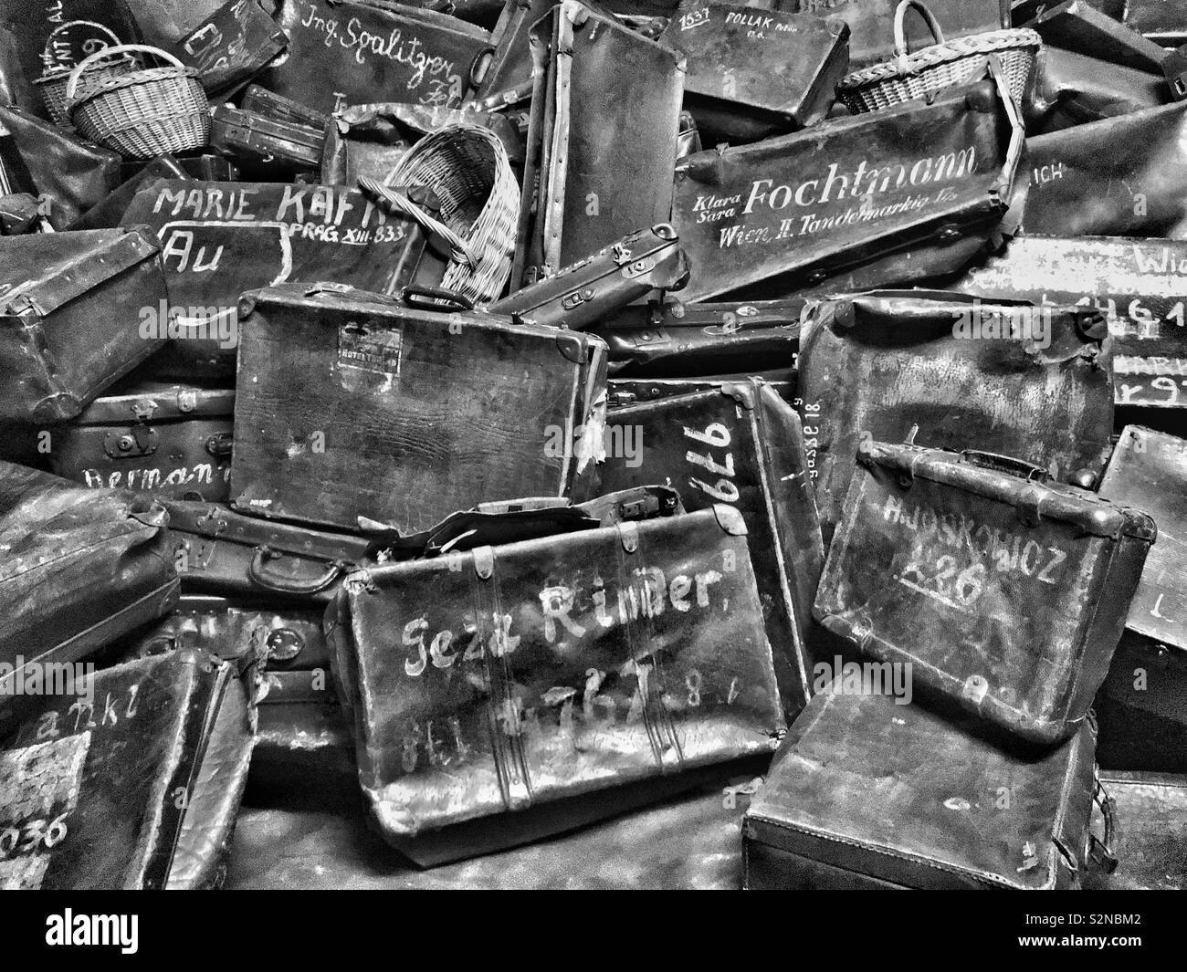 Ein Schwarzweiß-Pic. Von einigen der beschlagnahmten Koffer, die von der meist jüdischen Menschen, die in der NS-Konzentrationslagers Auschwitz während des zweiten Weltkriegs kamen entfernt wurden. Heute ein UNESCO-Welterbe Stockfoto
