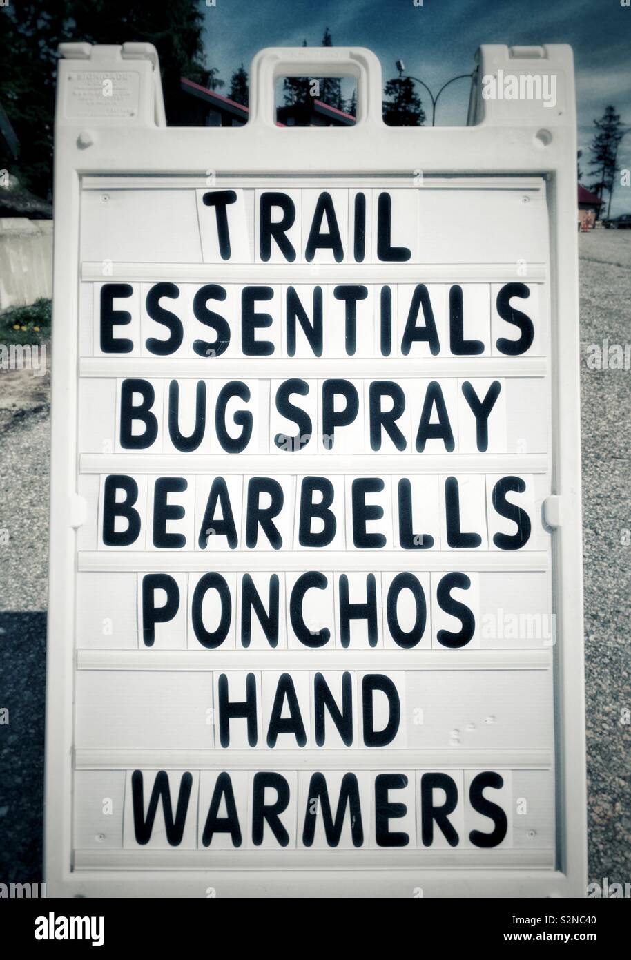 Wandern liefert Sandwich board Anmelden Parkplatz am Eingang der Wilderness Recreation Area. - Smartphone-aufgenommenes Stockfoto