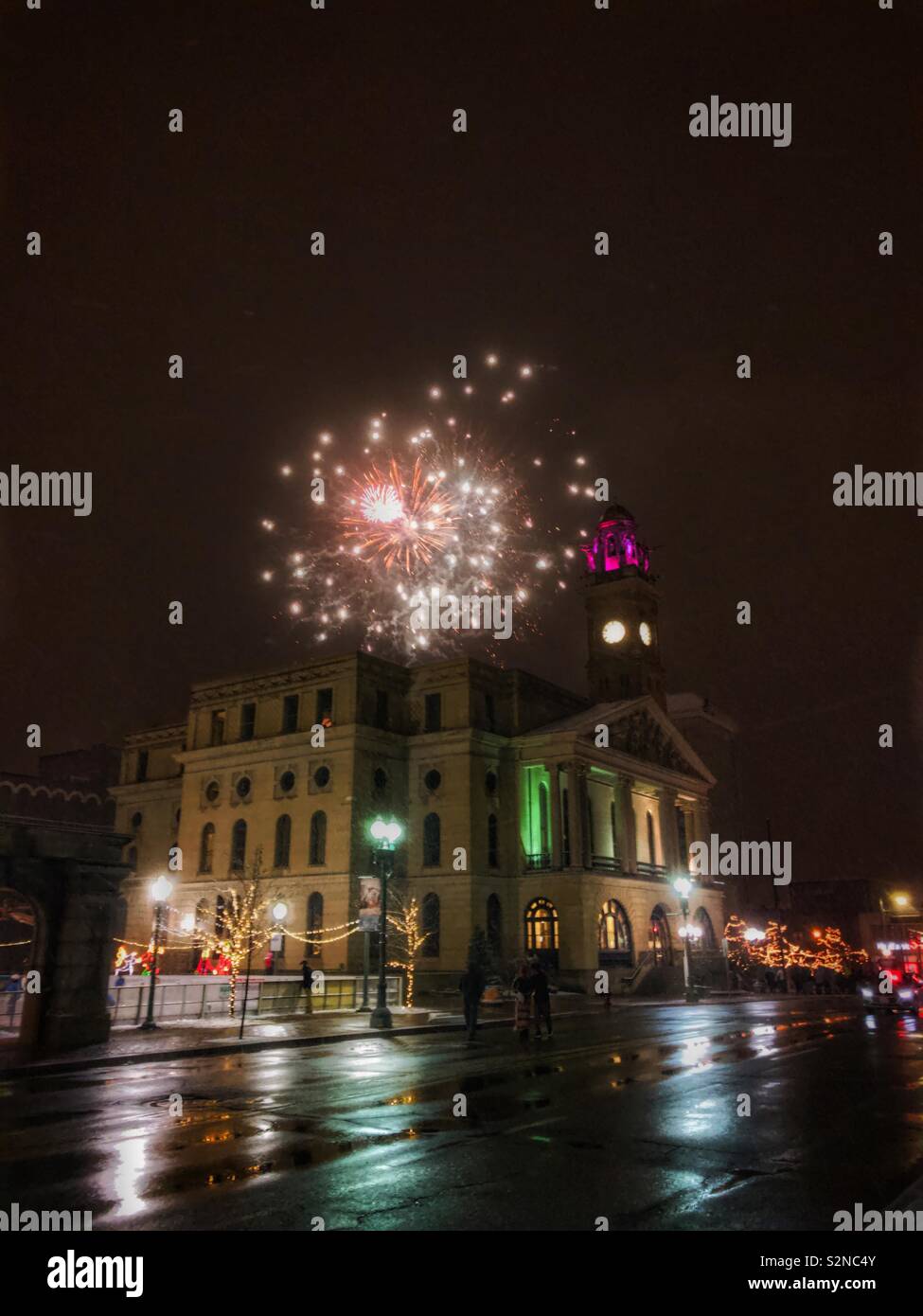 Feuerwerk über Stark County Courthouse in Canton, Ohio zu Weihnachten. - Smartphone-aufgenommenes Stockfoto