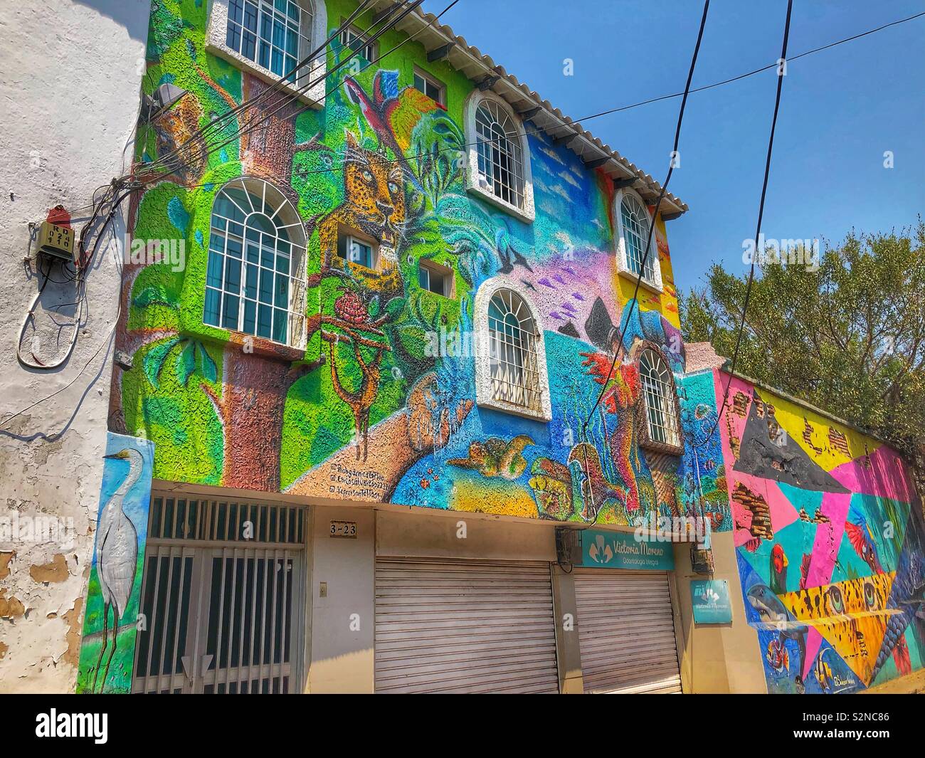 Bunte Urban Street Art in der Altstadt von Santa Marta, Kolumbien. Stockfoto