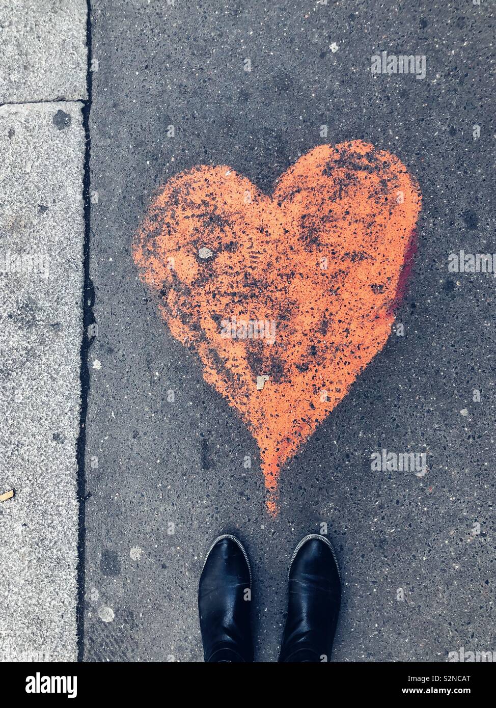 Kreide mitten auf dem Gehweg in der Stadt der Liebe Stockfoto