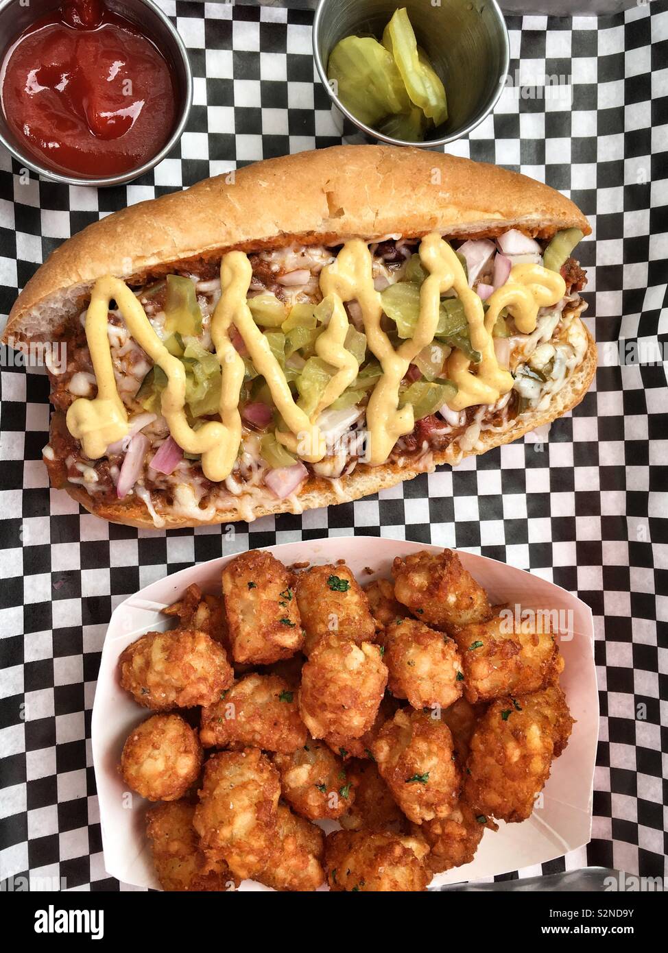 Chili hotdog und Tater Tots. Lebensmittel Nahaufnahme Stockfoto