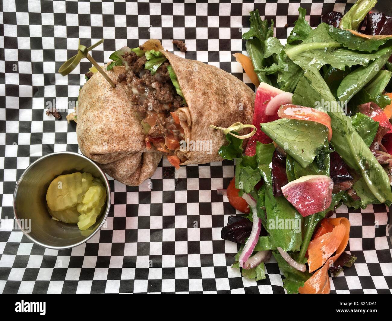 Wickeln und eine Farm Salat. Lebensmittel Nahaufnahme Stockfoto
