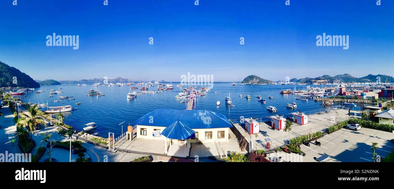 Einen Panoramablick auf Labuan Bajo der Bay Area. - Smartphone-aufgenommenes Stockfoto