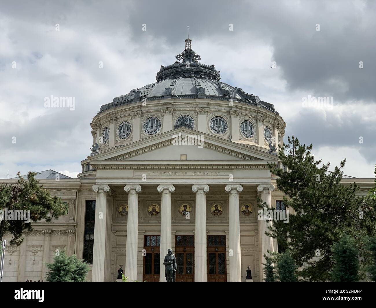 Das rumänische Athenäum Gebäude, touristische Attraktion in Bukarest, Rumänien - Smartphone-aufgenommenes Stockfoto