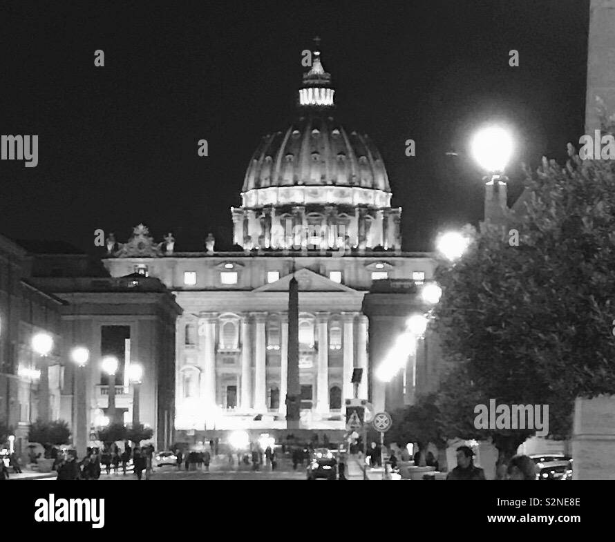 Schwarz-weiß Foto des Vatikan in der Nacht Stockfoto