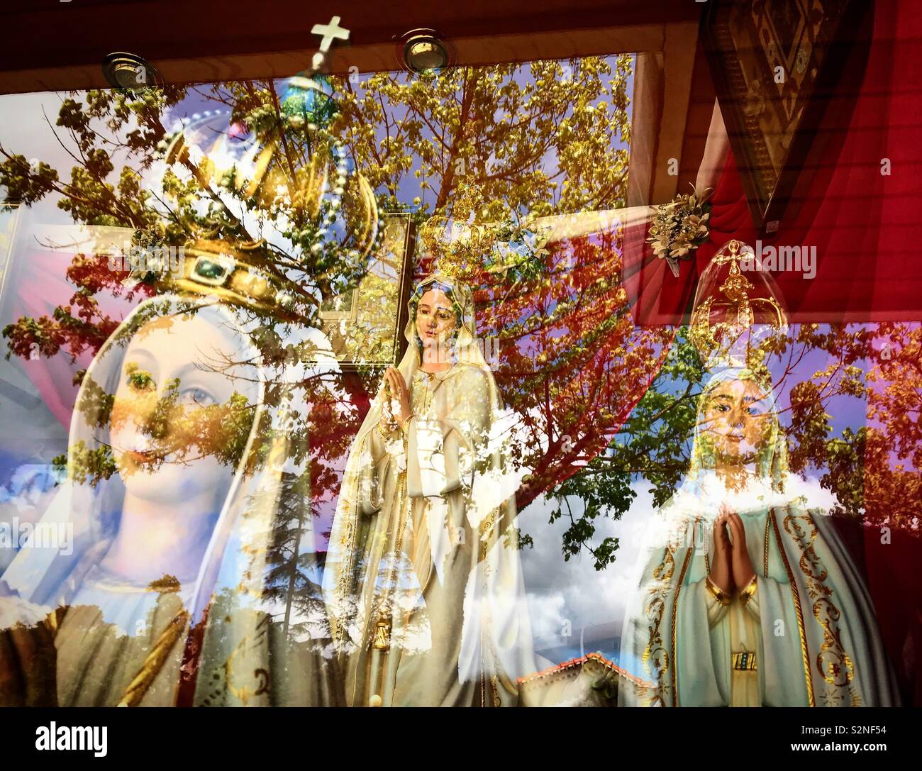 Bilder der Jungfrau vom Rosenkranz von Fatima, Portugal zu verkaufen Stockfoto