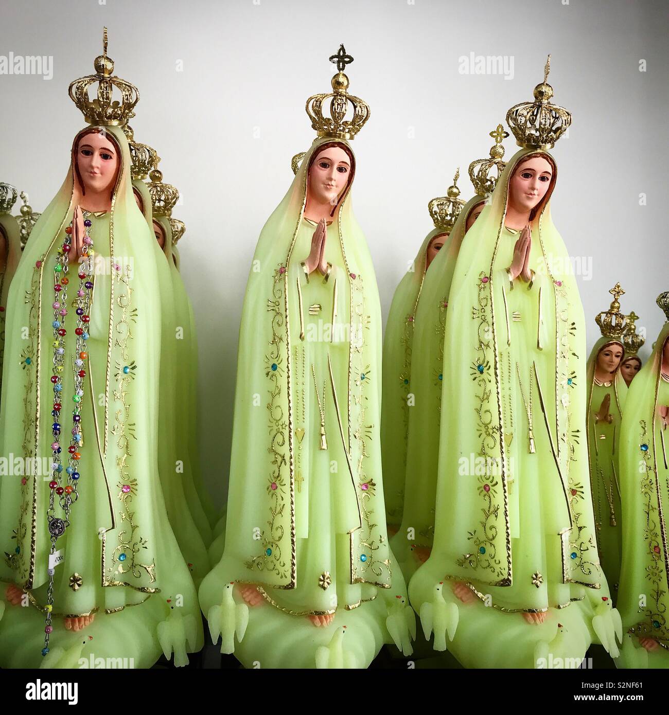 Grüne Skulpturen der Gottesmutter vom Rosenkranz in Fatima, Portugal - Smartphone-aufgenommenes Stockfoto