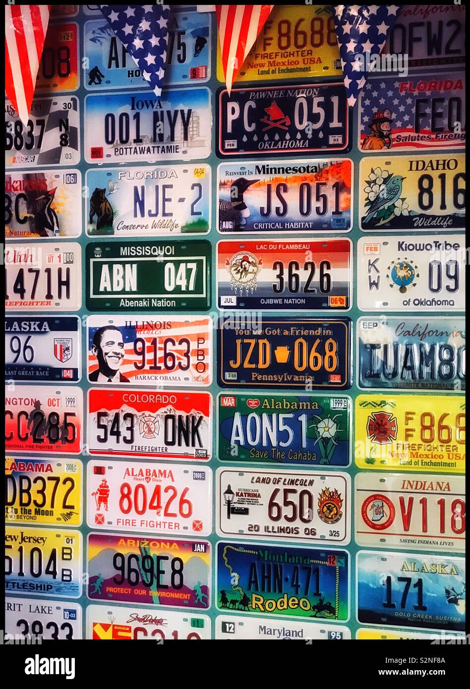 Eine Wand Anzeige der bunten Amerikanische Fahrzeug-Identifikationsnummer Platten. Ein gutes Beispiel für klassische Americana! Foto - © COLIN HOSKINS. - Smartphone-aufgenommenes Stockfoto