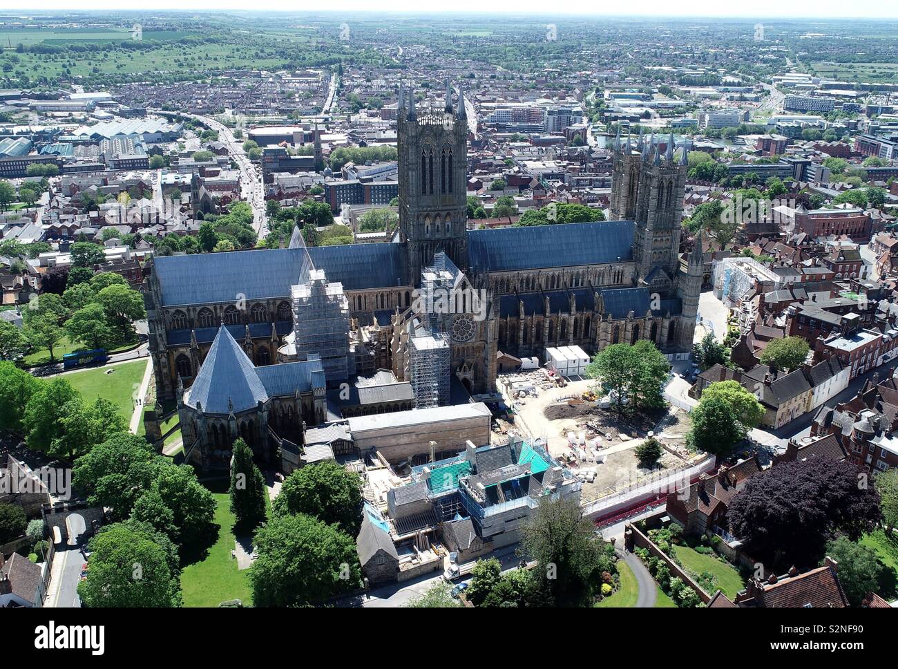 Antenne drone Bild der Kathedrale von Lincoln und Lincoln City Centre aus dem Norden, die die Bauarbeiten für das neue Dekanat Besucher- und Informationszentrum, Mai 2019. Stockfoto