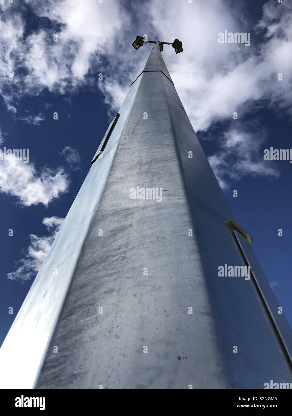 Light Tower - Segelfliegen in den Wolken. Stockfoto