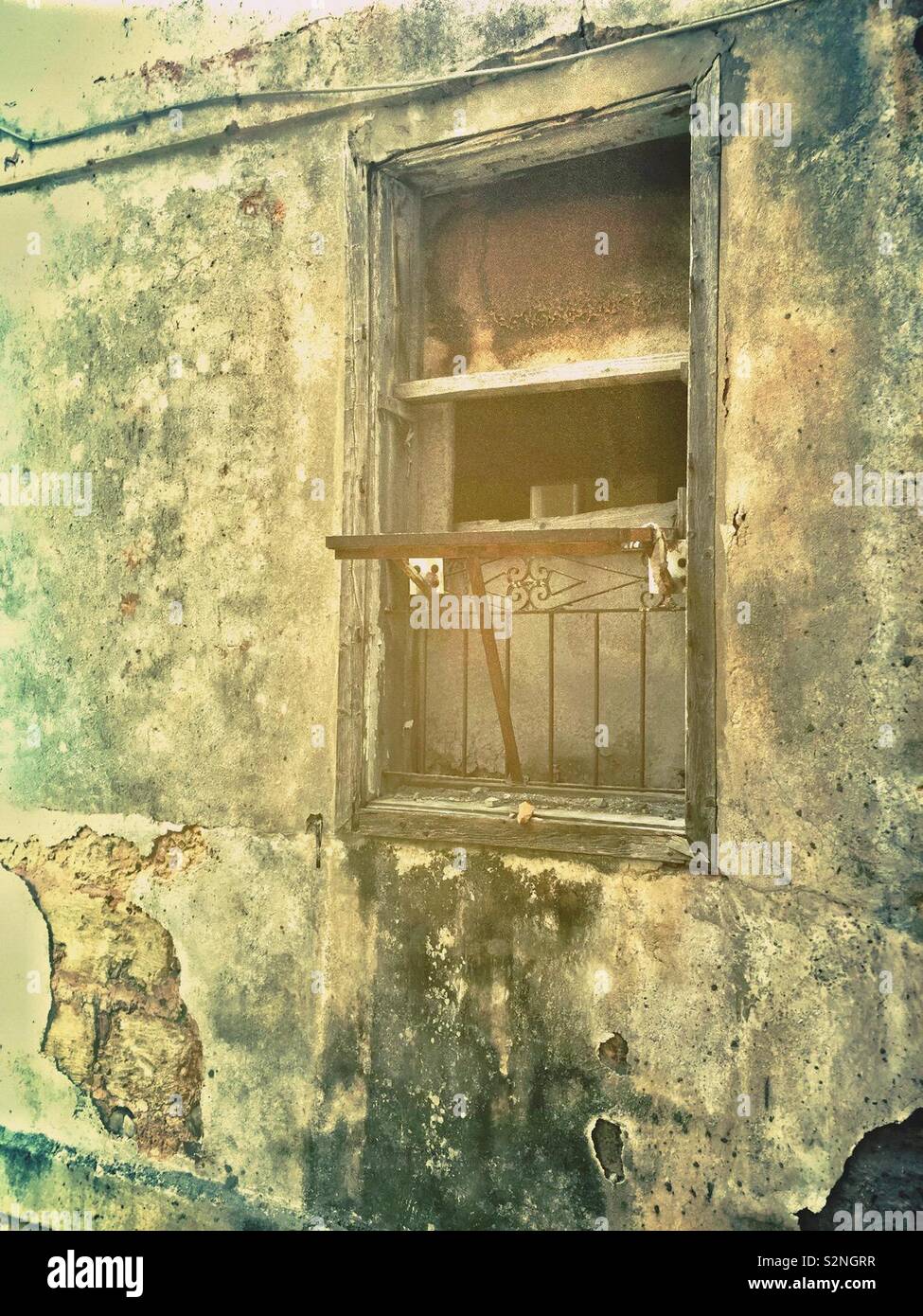 Fenster der alten verlassenen Gebäude Stockfoto