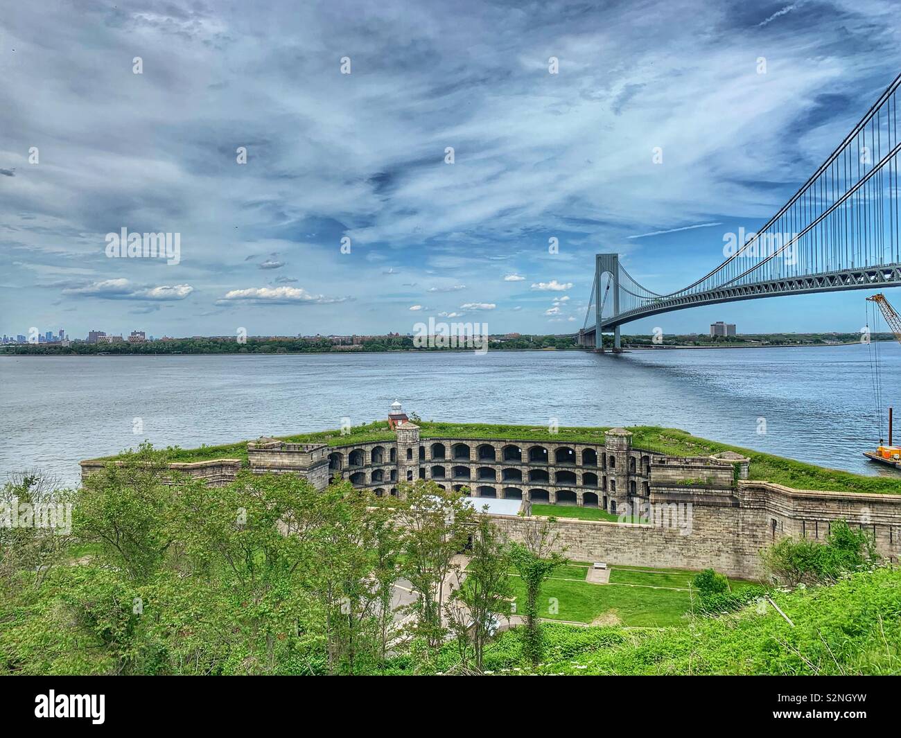 Blick auf Fort Wadsworth, Staten Island, New York, und die Verrazano Narrows Bridge, Staten Island, Brooklyn, New York. Stockfoto
