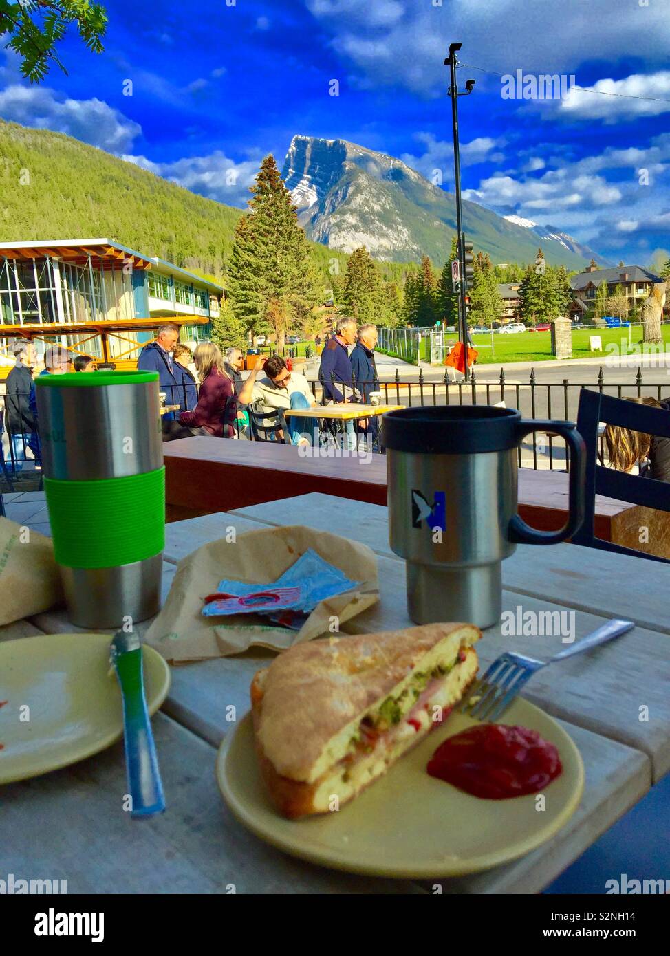 Mittagessen, Kaffee und Sandwich, Cafe, touristische Stadt, Banff, Alberta, Kanada. Stockfoto
